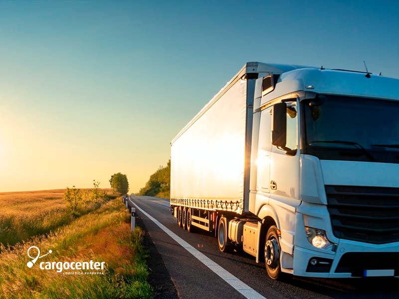 Logística Expressa: Escolhendo Entre Transporte Rodoviário e Aéreo com a Cargocenter